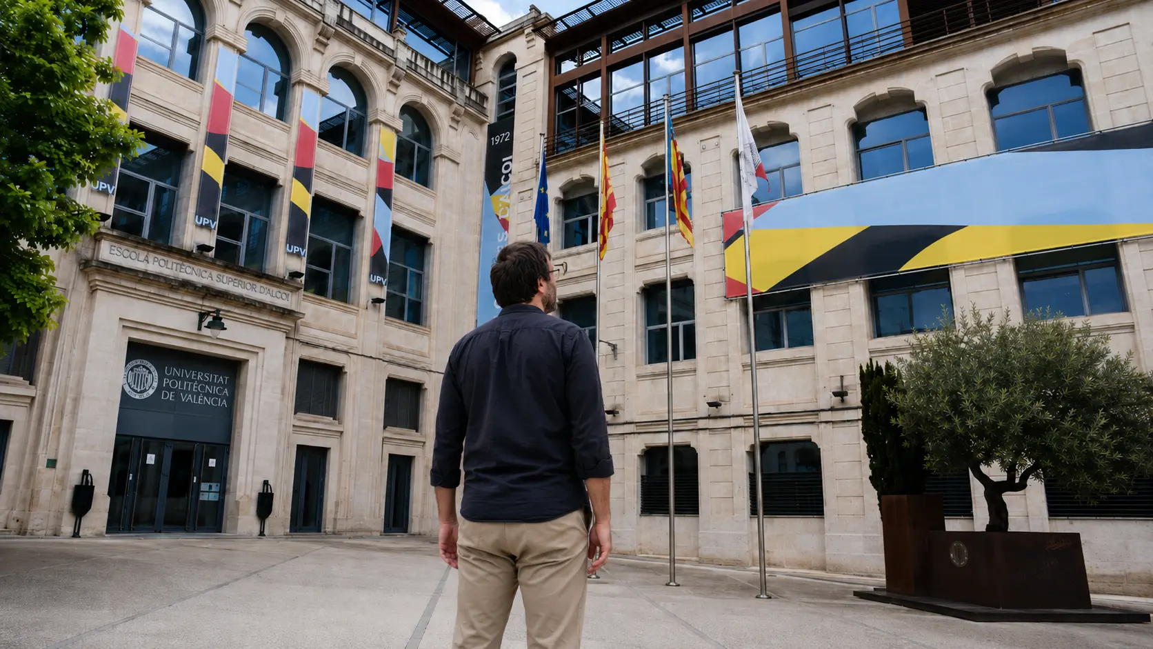 Jorge Jordán Núñez ante la fachada de la Escuela Politécnica Superior de Alcoy