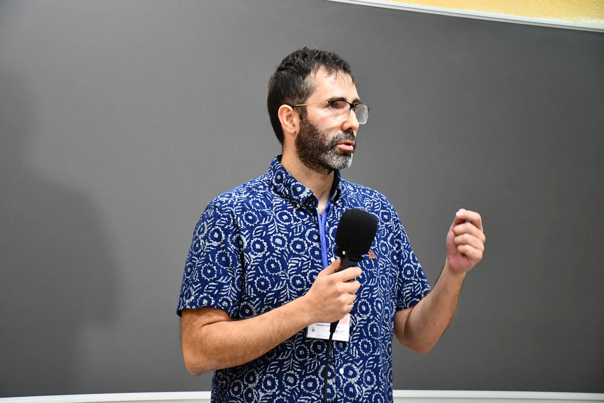 Jorge Jordán Núñez interviniendo con un micrófono durante una presentación en el Campus d'Alcoi